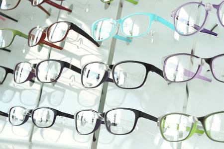 32425048-gafas-en-el-estante