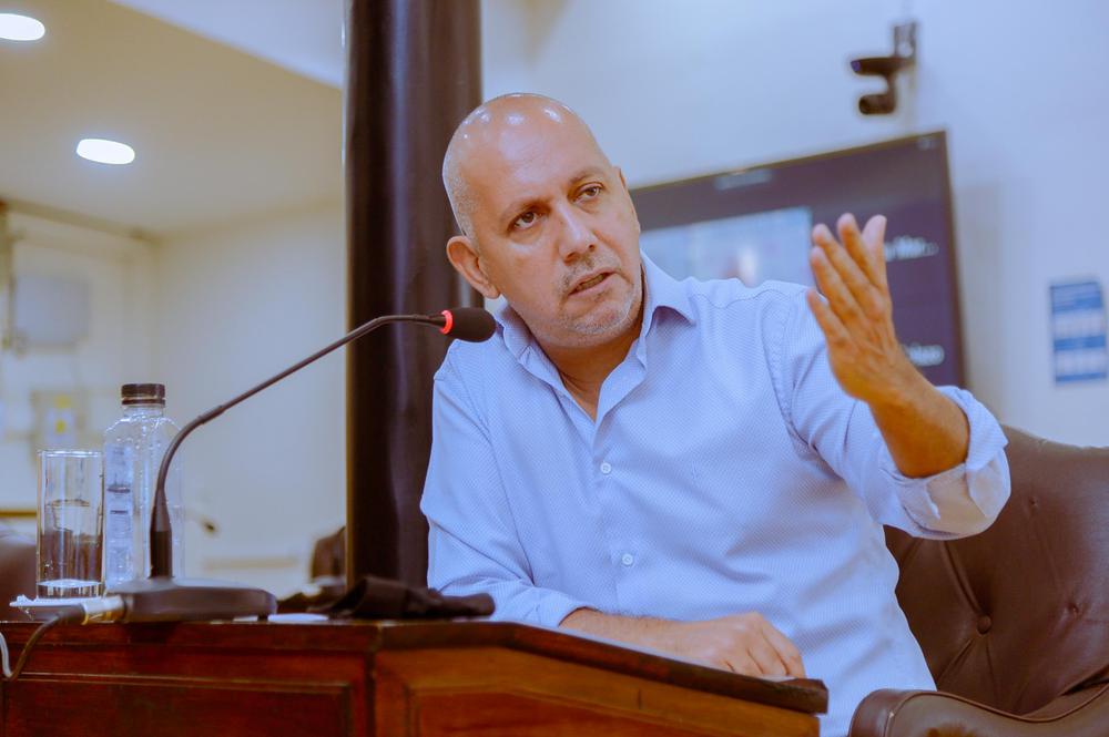 Villegas legislador hablando