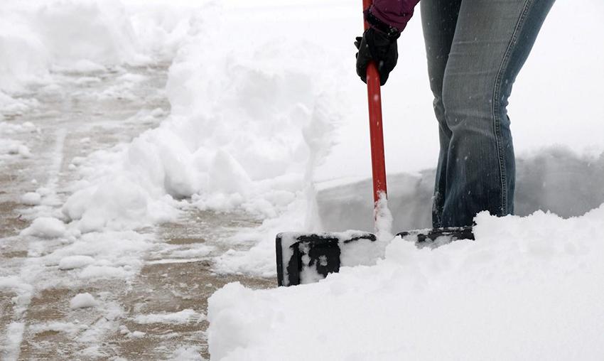 Limpieza de vereda con nieve