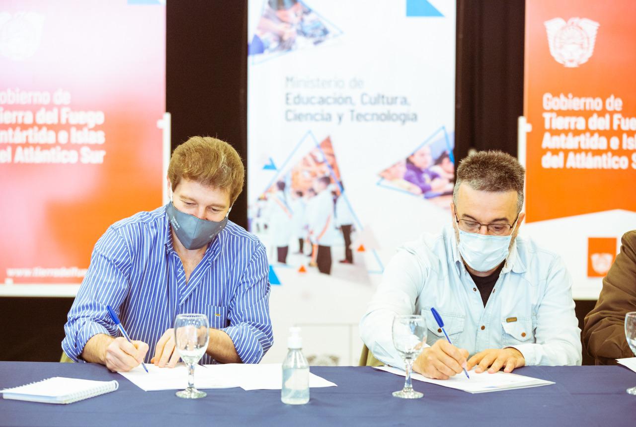 Melella y Catena firma