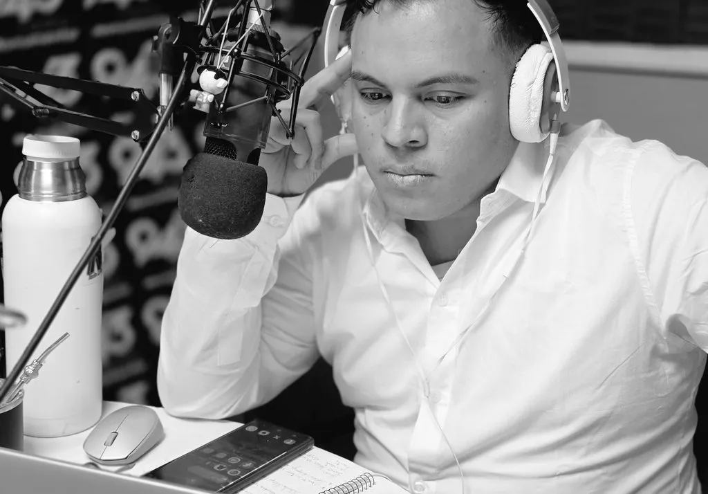 Angel Fretes radio gris