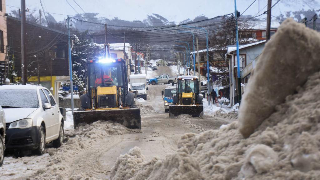 Máquina nieve ushuaia calle Perón