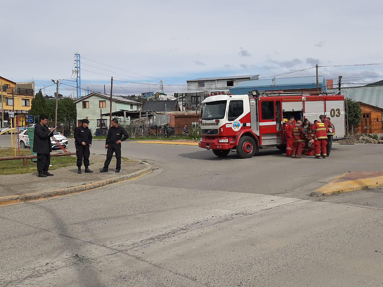 Policía bomberos barrio los fueguinos