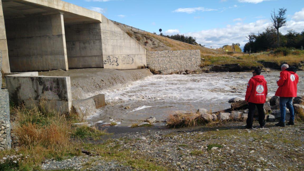 Río control Defensa Civil