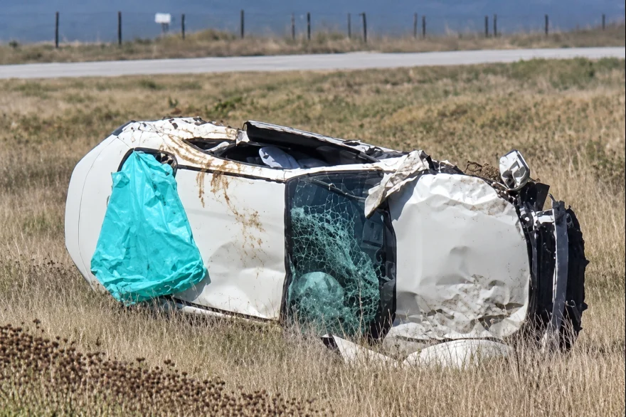 20261021143029_vehiculo_volcado_junto_a_la_carretera