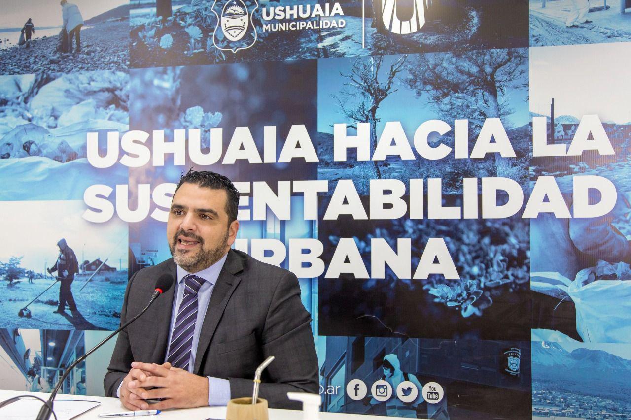 Walter Vuoto traje Municipalidad