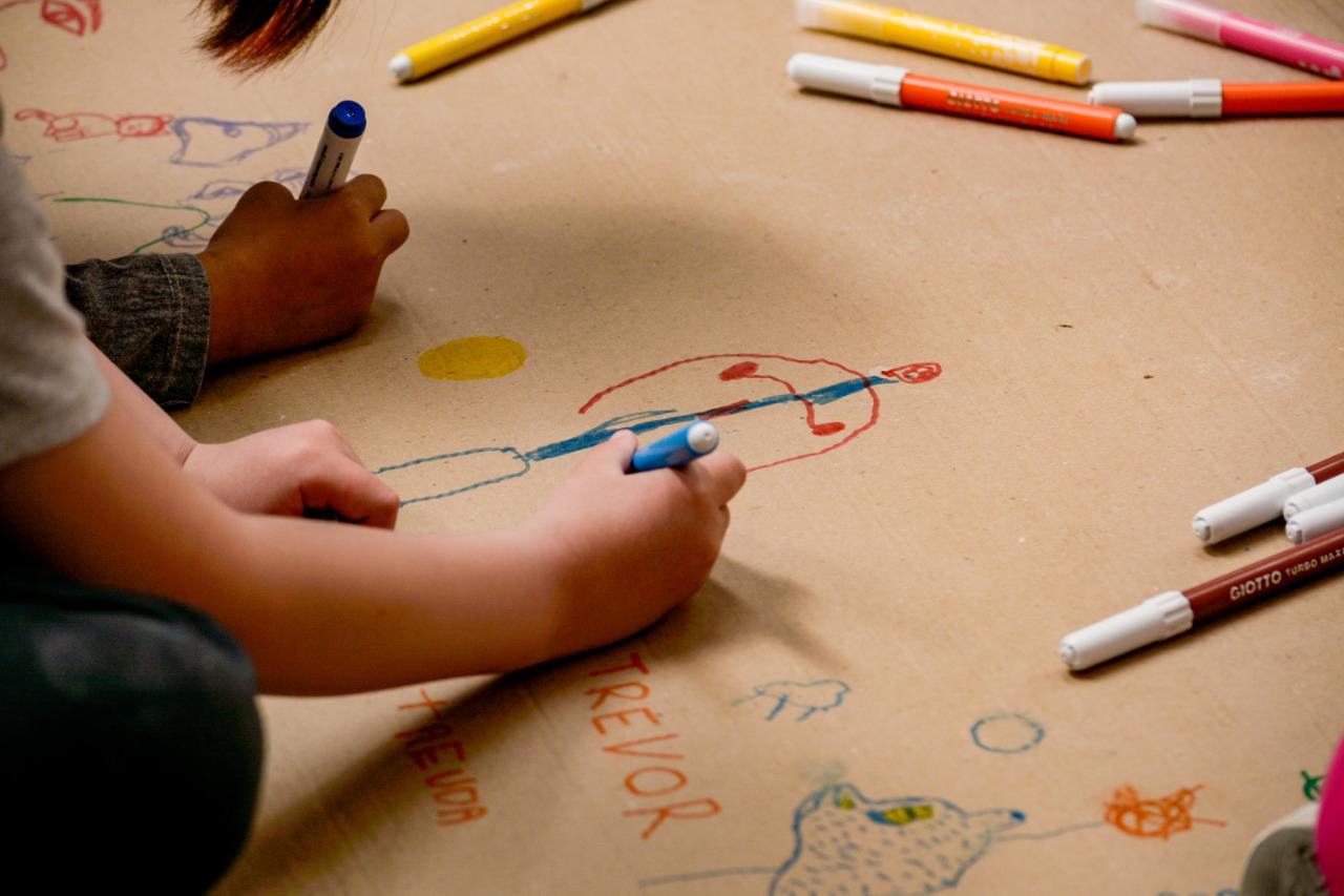 Niños dibujando taller