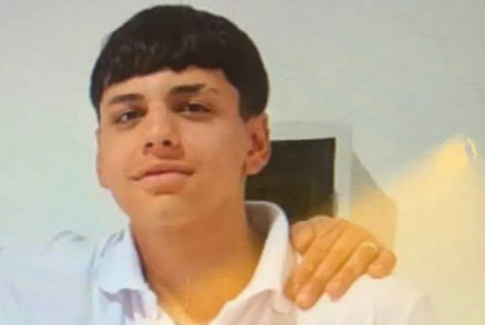 Picsart_25-03-06_21-22-48-168