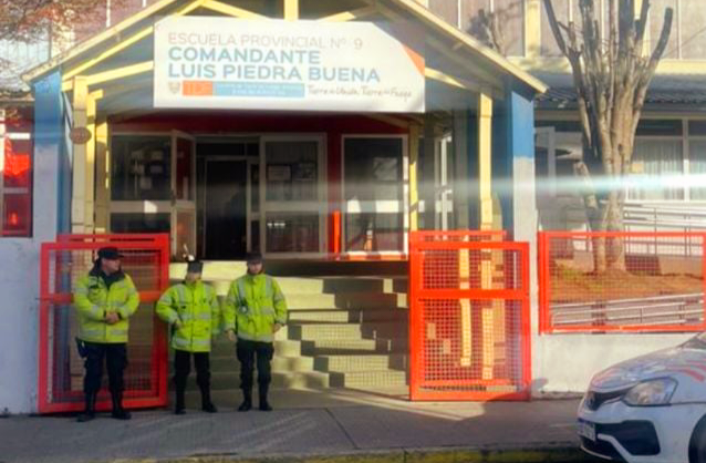 Escuela 9 Ushuaia policía 