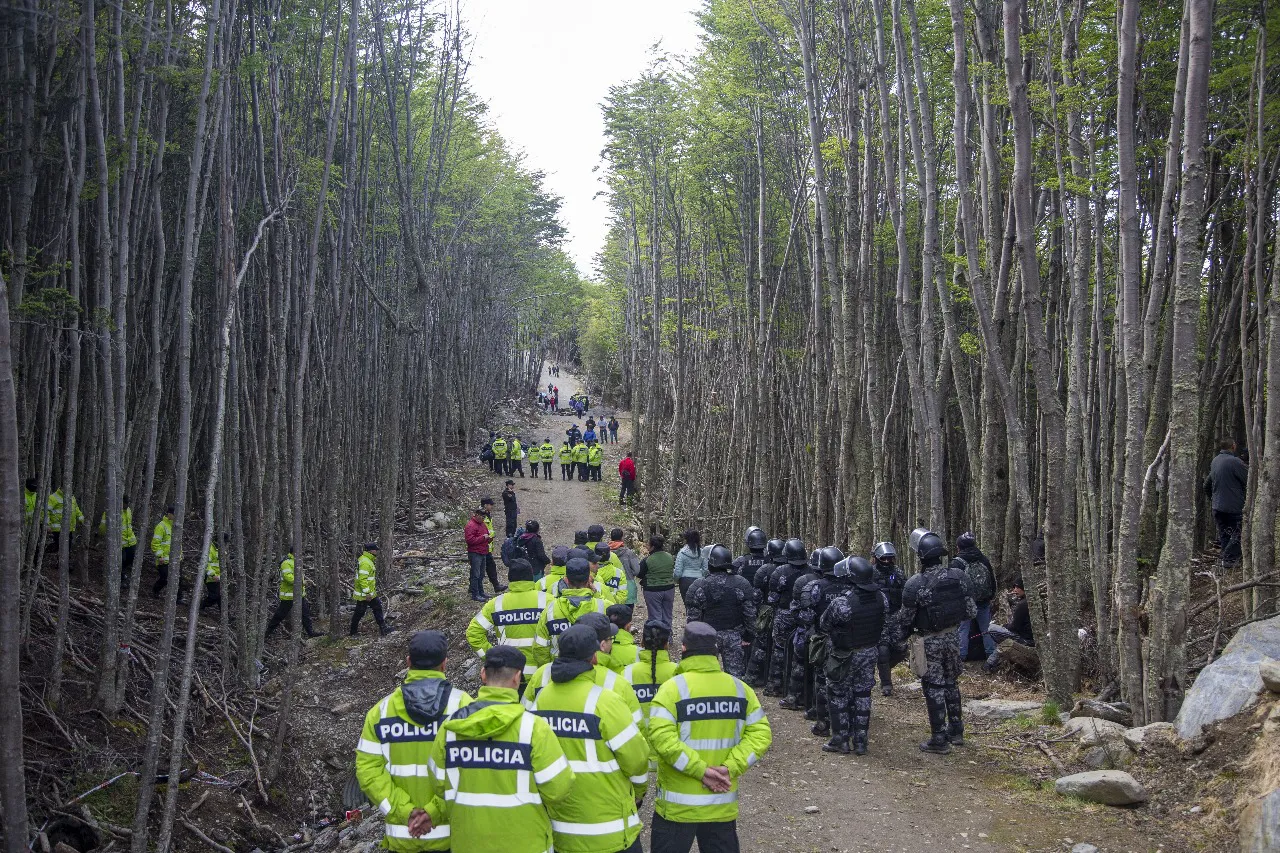 Usurpación escondido policía