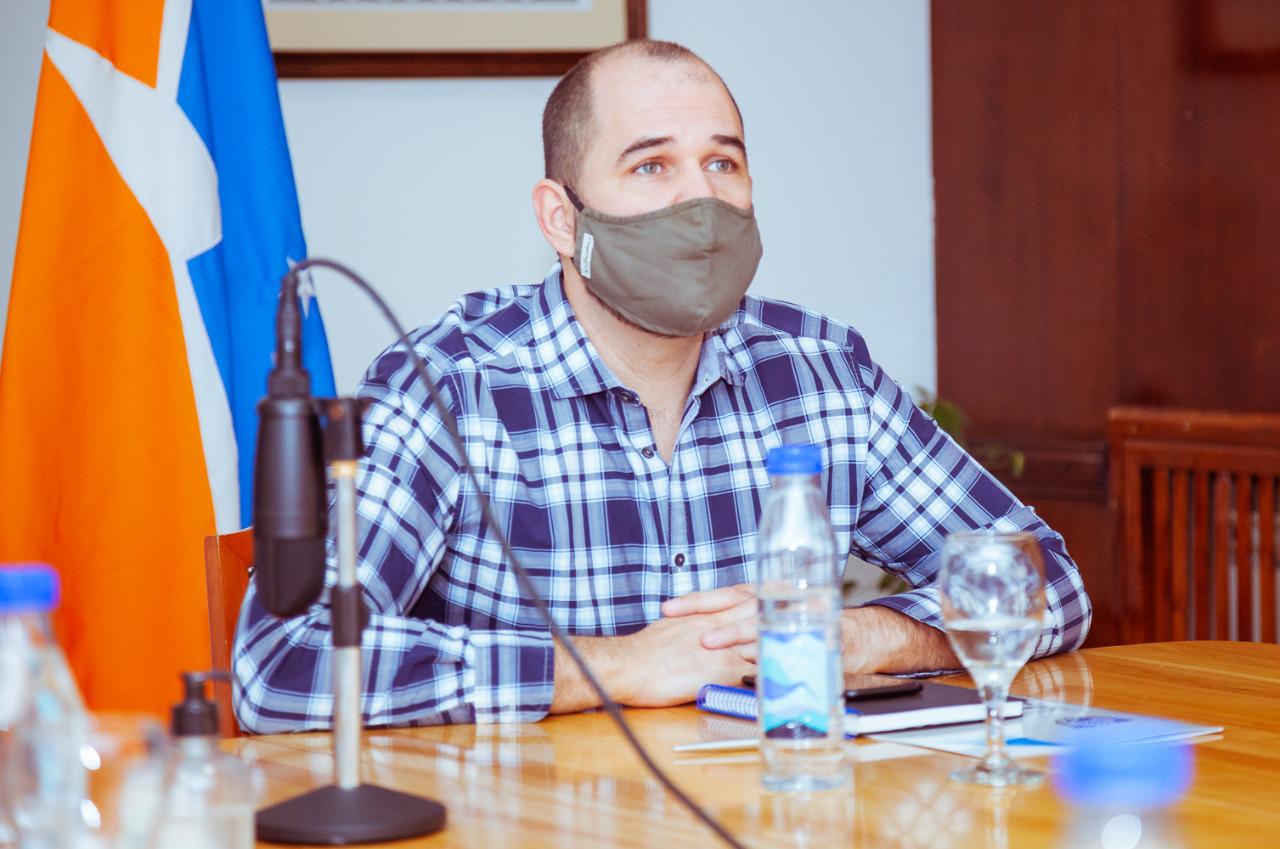 Agustín Tita barbijo
