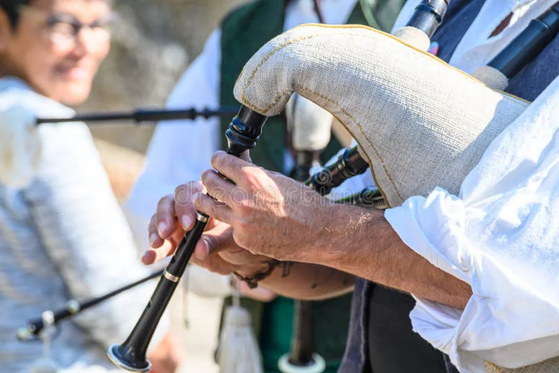 el-sonido-auténtico-y-la-tradición-de-música-celta-en-españa-con-un-bagpiper-concepto-patrimonio-humanidad-músico-tocando-una-397505964
