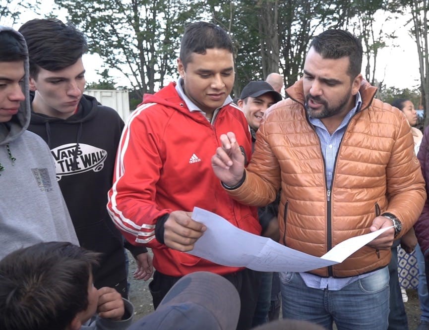 en Alakalufes con vecinos y vecinas[3971]