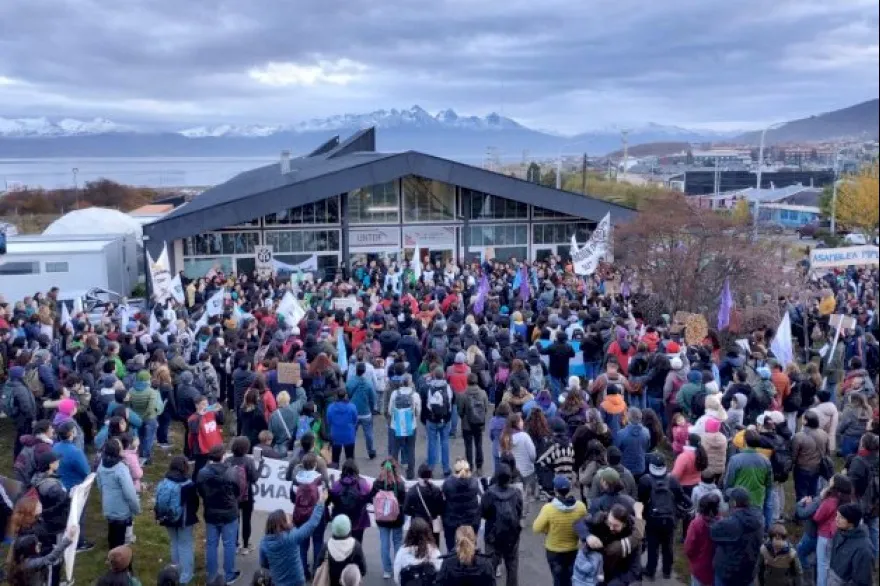 Marcha universitaria UNTDF 