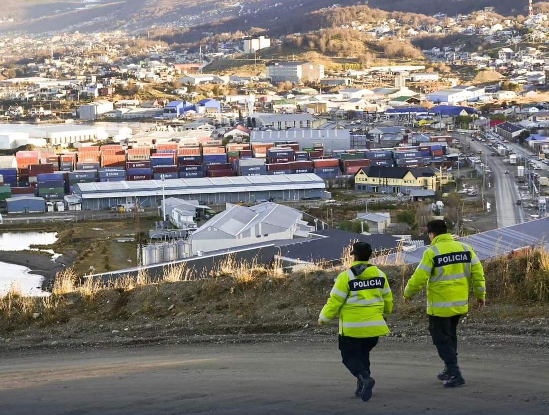 Policía caminando Ushuaia 