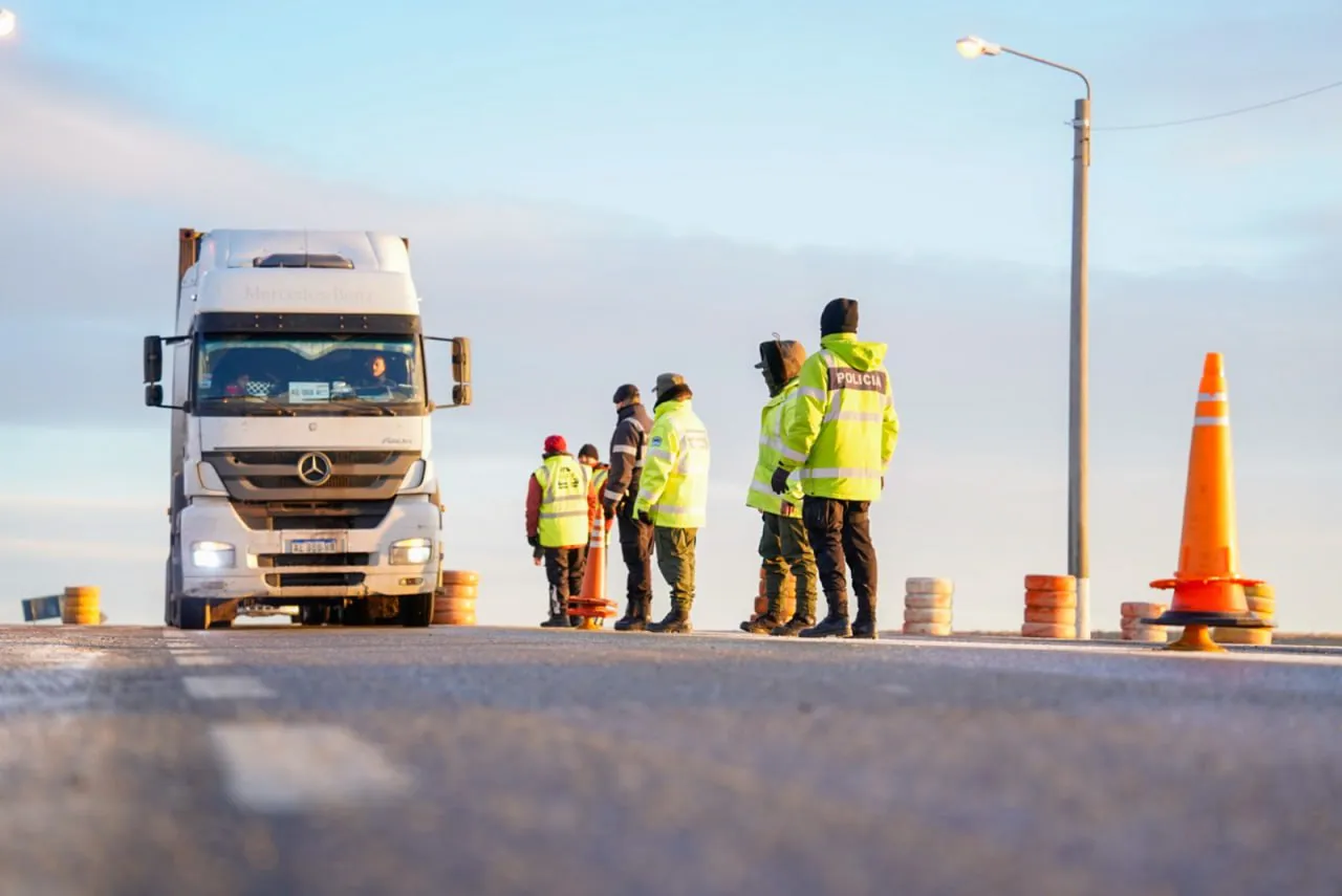 Policía control camión 