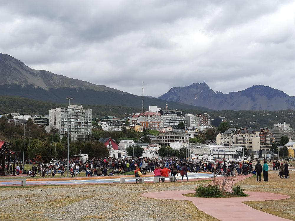 Gente paseo de las rosas