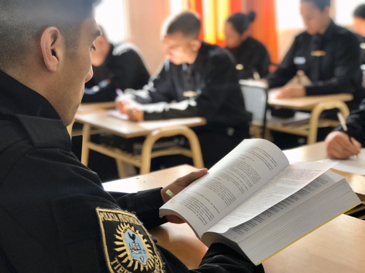 Policía estudiante