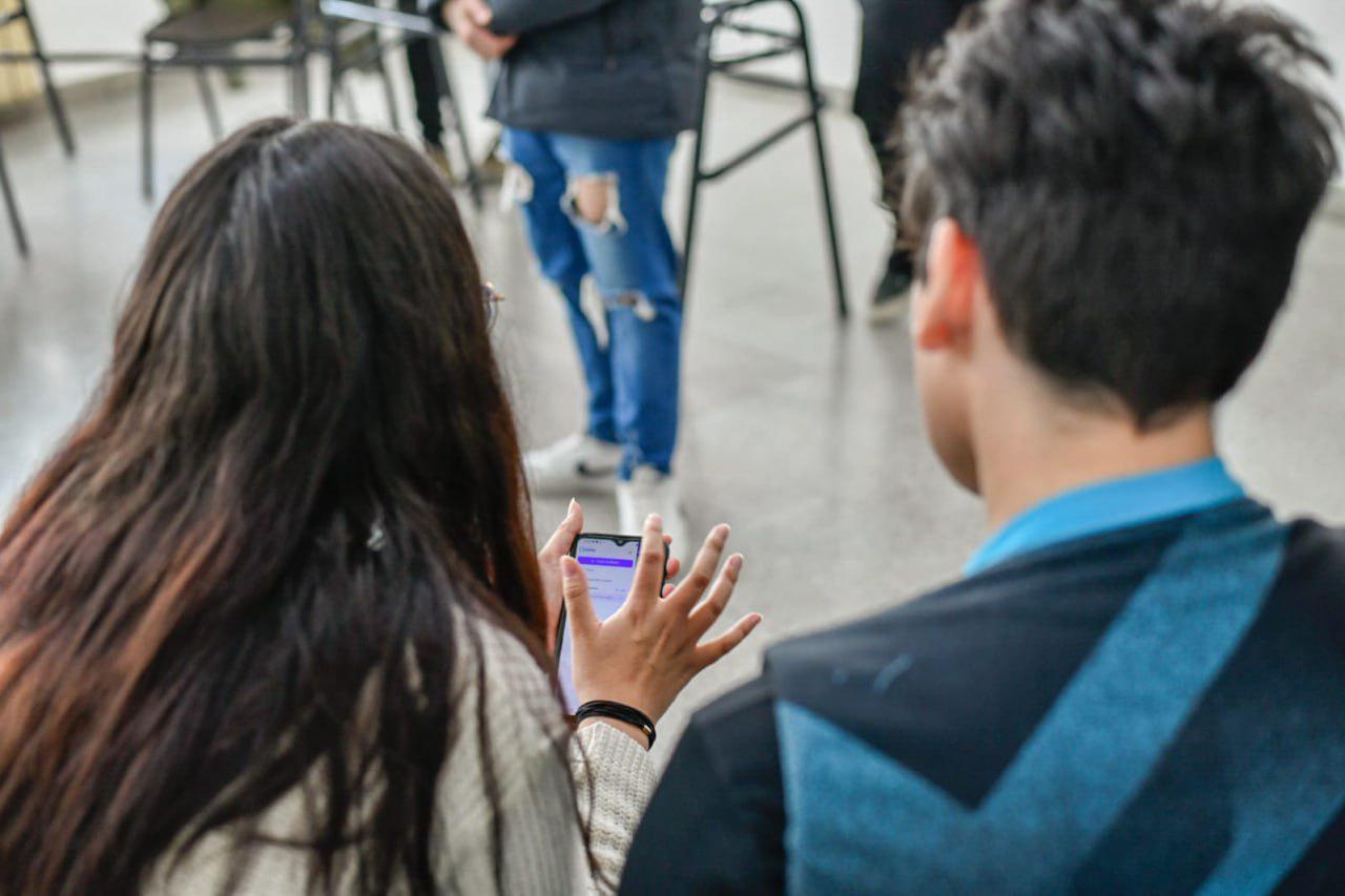 Adolescentes celular 