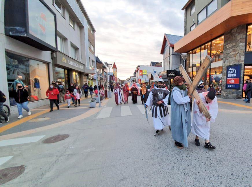 Vía Crucis Ushuaia calle San Martín