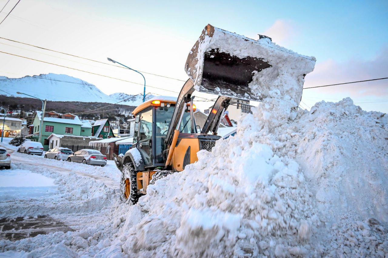 Maquina nieve calles Ushuaia 