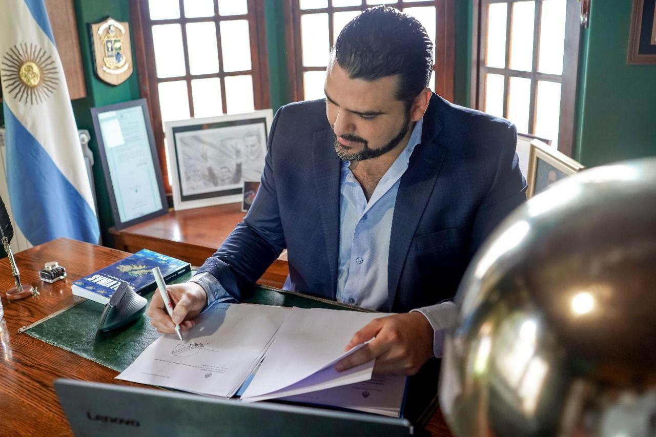 Walter Vuoto firma desde su casa