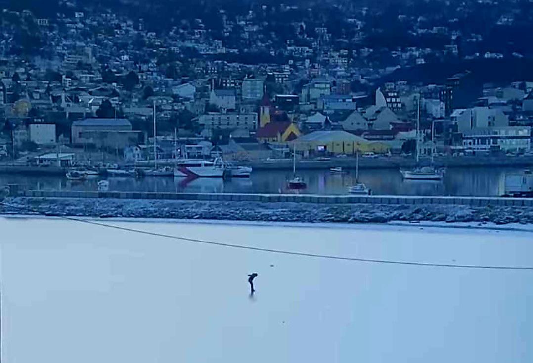 Bahía Encerrada congelada